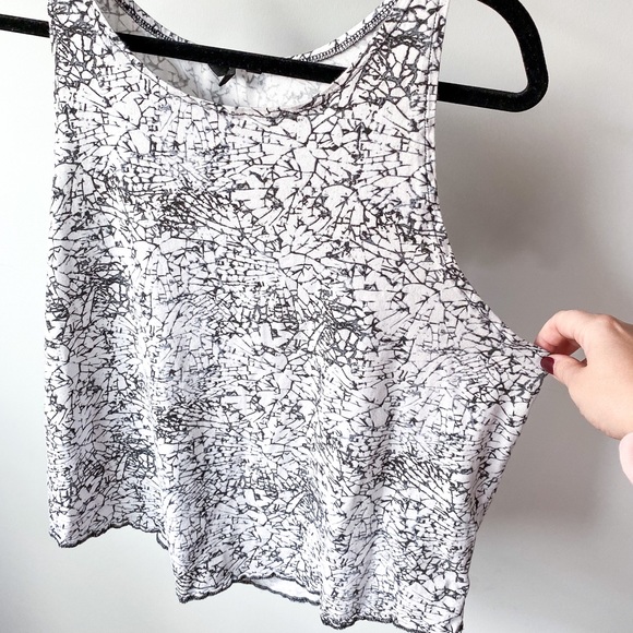 Black and white Hurley tank top size XL - Picture 3 of 4